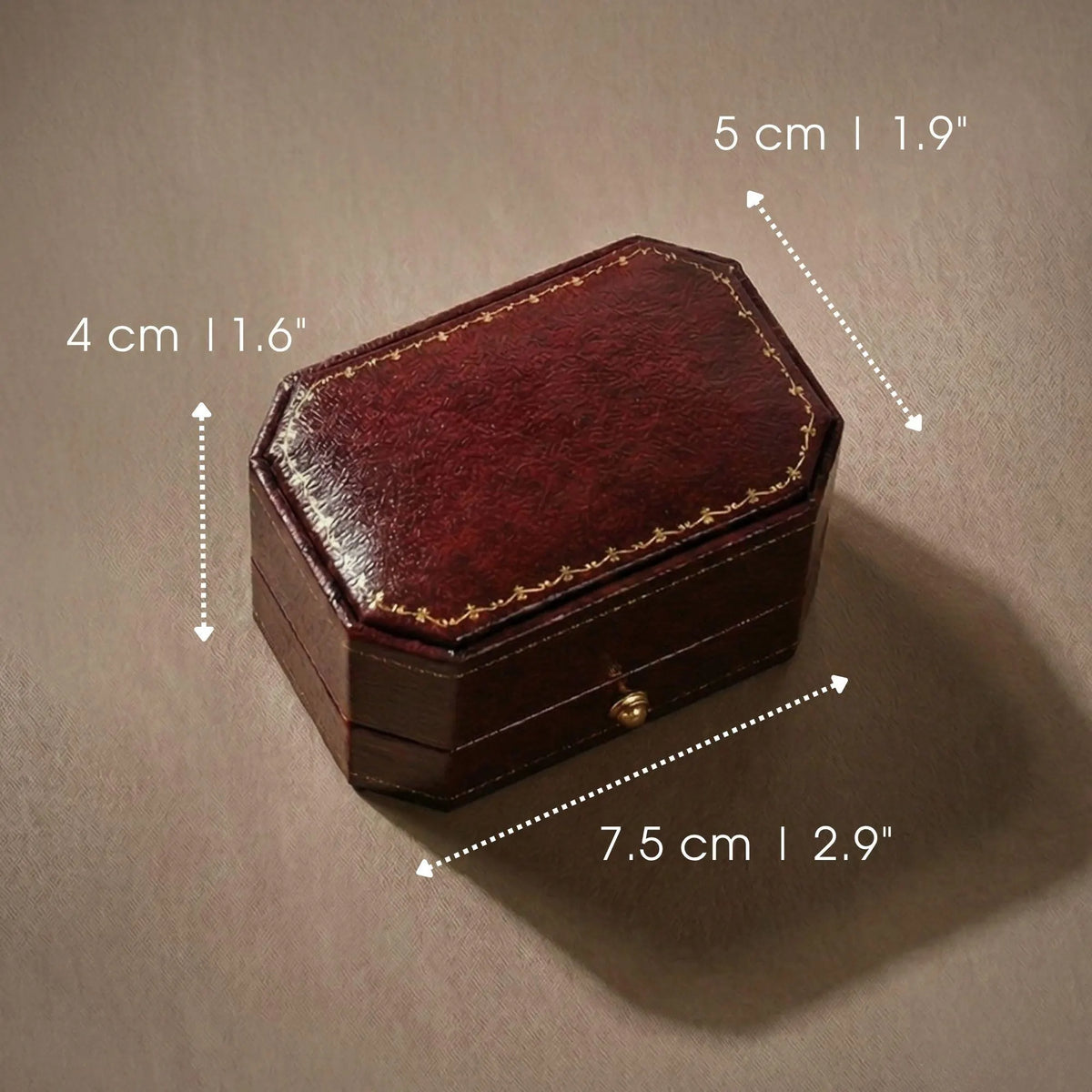 Closed red ring box shown with dimension markers: 7.5 cm long, 5 cm wide, 4 cm tall